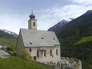Die Pfarrkirche am Dorfeingang